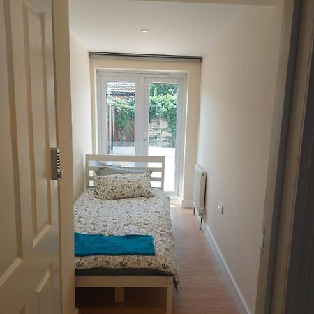 Vibrant Single Room Only For One Adult Southall Exterior photo