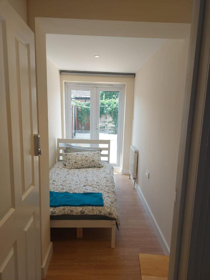 Vibrant Single Room Only For One Adult Southall Exterior photo